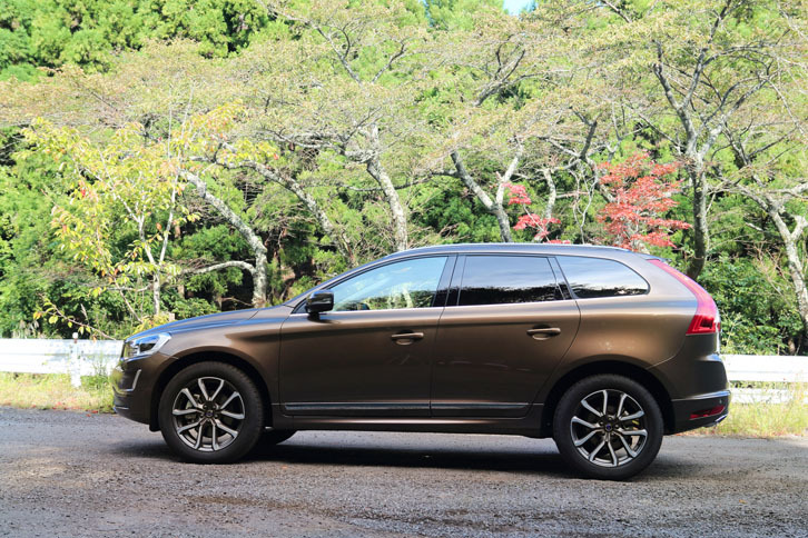 試乗車のボディーカラーは有償色のルミナスサンドメタリック。アースカラーの車体が山になじむ。