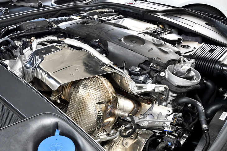 排気側から直6エンジンを見る。遮熱板のすき間から、ターボチャージャー（装備数は1基）のタービンが見える。M256型3リッター仕様のボア×ストロークは83×92mm。エンジン長を抑えるために、従来のM276型3リッターV6と比べて、シリンダー同士はより接近した配置となっている（ボアピッチは90mm）。今後、排気量を拡大するとすれば、「ストロークアップする方向になるだろう」（M256の開発を率いたダイムラーのラルフ・ヴェッラー氏談）とのことだ。