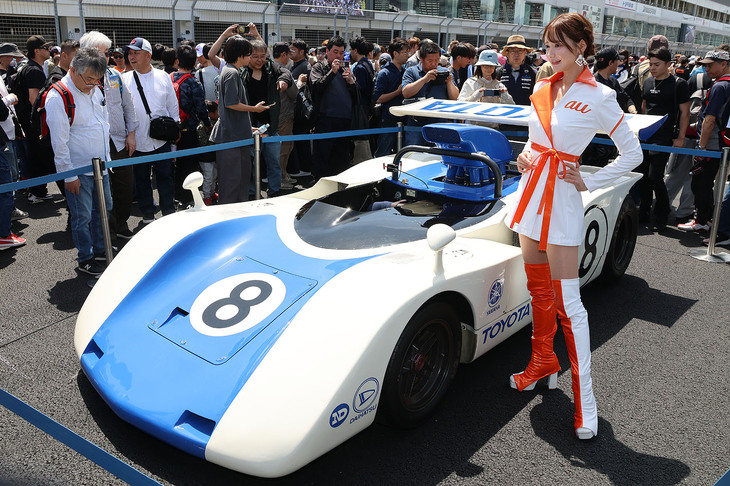 トヨタ初のレーシングカー「トヨタ7」。展示車は、自然吸気5リッターV8エンジンを搭載したモデル。ピット内でエンジン始動も行われ、集まったクルマ好きたちを喜ばせた。レースアンバサダーは、今期、TGR TEAM au TOM‘Sで活動する森谷花香さんだ。