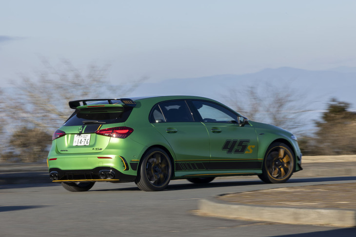 カタログモデルではオプションの「アドバンストパッケージ」と「AMGパフォーマンスパッケージ」を標準で装備（計114万円相当）。その代わり価格は1150万円とちょっと高めだ（カタログモデルは940万円）。