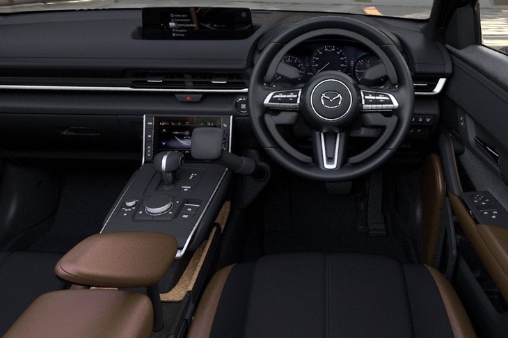 コックピット周辺には専用の操作スイッチが追加されるものの、さほど大きな差異はない。ハンディキャップのないユーザーは、手動操作ではなくペダル操作のモードを選んで運転できる。