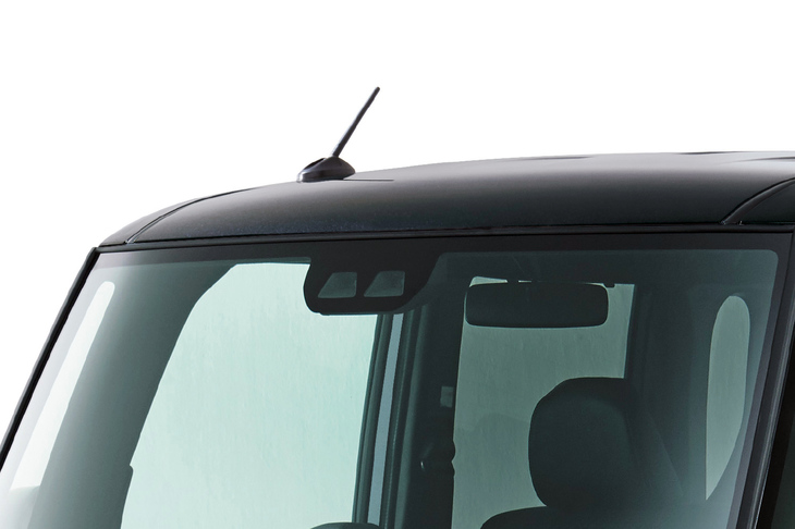 新型「タント」のフロントウィンドウに装備される、予防安全装備用の小型ステレオカメラ。今日では、軽自動車でも安全装備の充実度が重視されている。