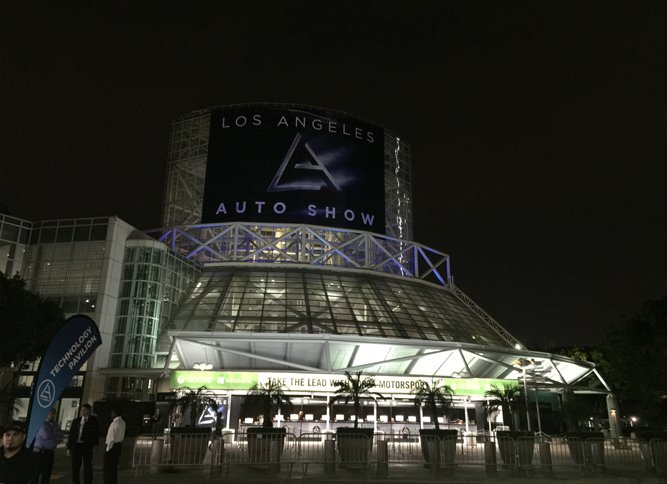 モーターショーの会場であるロサンゼルス・コンベンションセンターにて。