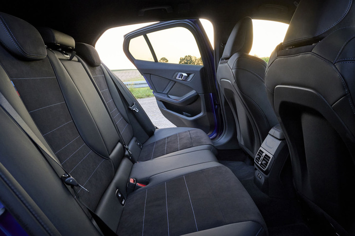ホイールベースが変わっていないため、後席の空間は先代モデルと事実上変わらないようだ。ただし前席の背もたれ背面はこれでもかとばかりに削り込んである。