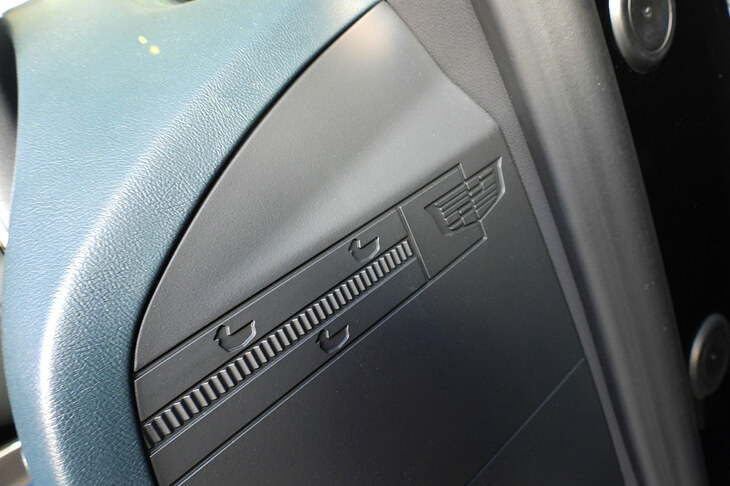 普段はドアに隠れている、ダッシュボードの側面にも「キャデラック・クレスト」が描かれていた。