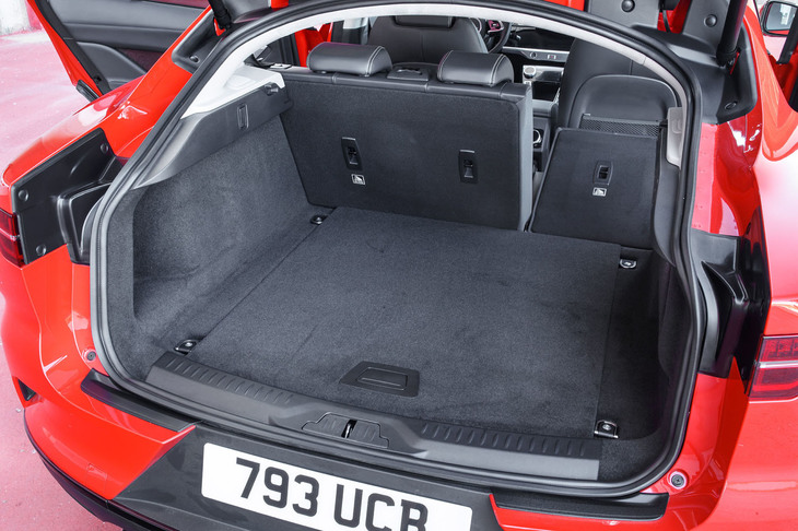 荷室の容量は5人乗車時で656リッター。後席の背もたれを倒すことで1453リッターにまで拡大できる。ただし、エアサスペンション装着車（写真）は18リッター少なくなる。