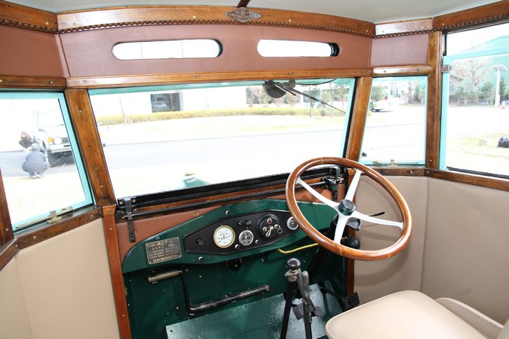 「スミダM型バス」の運転席。戦前車にはよくあることだが、アクセルペダルとブレーキペダルの配置が一般的なものとは逆で、右端にブレーキ、真ん中にアクセルペダルがある。