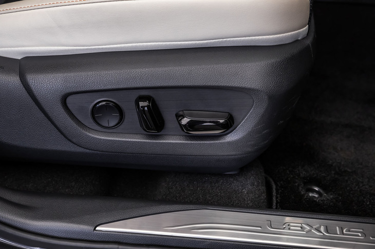 NX450h＋“バージョンL”（フロントシート）