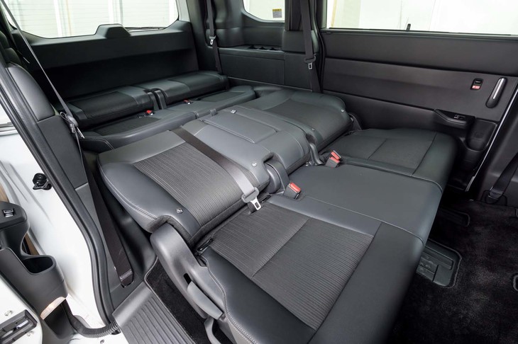 シートアレンジは多彩。写真のように2列目と3列目をフラットにすれば、楽に車中泊もできるようになる。