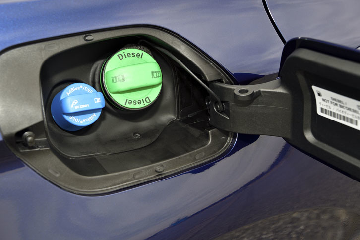 「パサート」のディーゼル車では、尿素水溶液（AdBlue）を使った排ガスの浄化システムが採用されている。写真左側の青いキャップがAdBlueの注入口で、緑のものは燃料（軽油）の給油口。