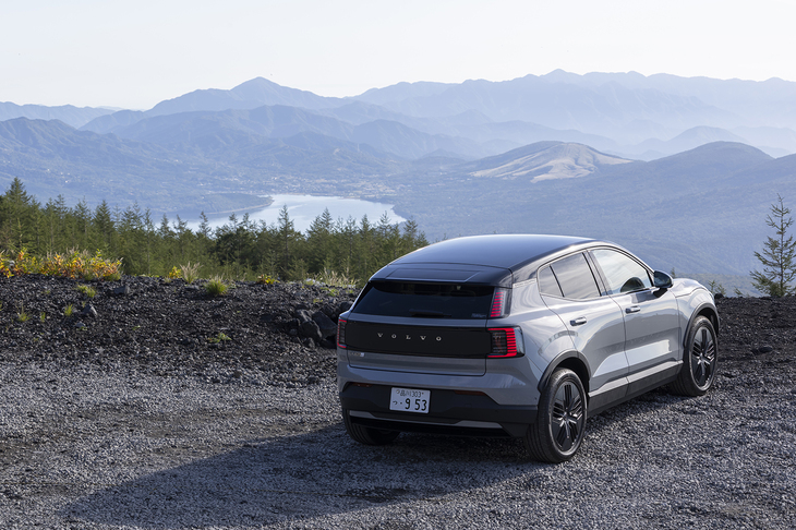 最低地上高は「EX30」よりも20mm高い195mm。ただ上げただけでなく、ダンパーやスタビ＆バネレートにまで手が入っている。