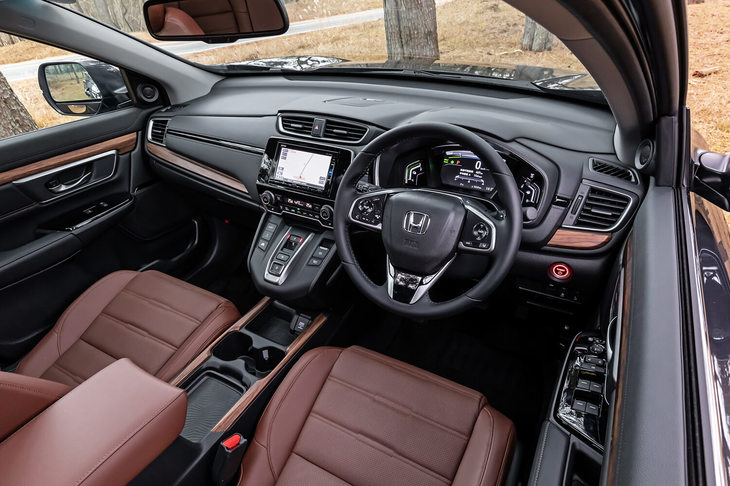 インテリアでは、シフトセレクターの設計やデジタルメーターの表示内容などに、ハイブリッド車と純ガソリン車の違いが見て取れる。