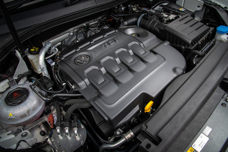 搭載される2リッターディーゼルターボエンジンは、基本的に「パサート」に積まれるものと同じだが、ターボ（パサートは水冷インタークーラー付き）とソフトウエア制御の違いで出力とトルクの特性を変更している。