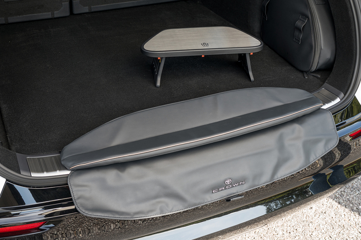 ラゲッジスペースで使うためのデッキチェアとデッキテーブルを装備（「Z」ではディーラーオプション）。使わないときにはどちらもスマートに収納できる。