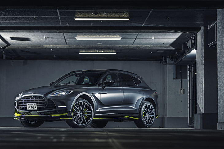 アストンマーティンDBX707ミッドナイト ポディウムエディション