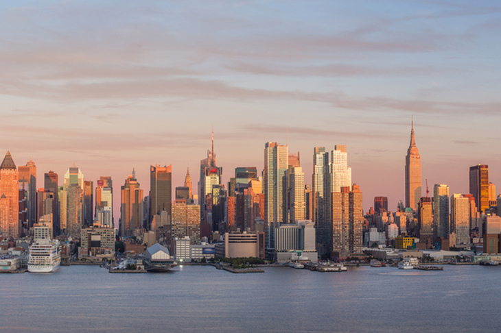 ハドソン川を隔てた対岸に位置するニュージャージーから見たマンハッタン。右端の尖（とが）ったビルが443mの高さを誇るエンパイアステートビルで、1931年に竣工した。1972年にワールドトレードセンターのノースタワーが完成するまでの42年間、世界一の高さを誇っていた。