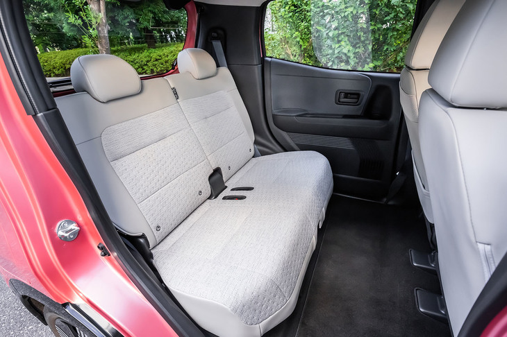 後席のポジションを最も後方にスライドさせた様子。トリコットの後席ドアトリムクロスも「プレミアムインテリアパッケージ」に含まれるオプションアイテムとなる。