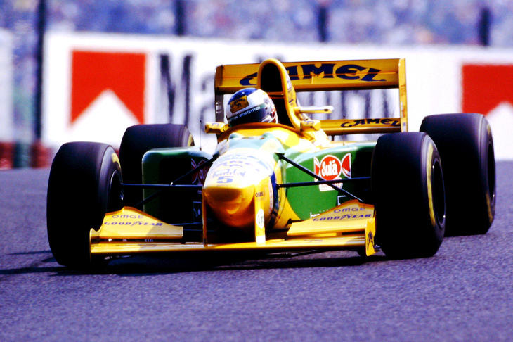 「ベネトン・フォードB193」をドライブするミハエル・シューマッハー（1993年）。1991年のシューマッハー加入を機にベネトンは一気に競争力を高め、1994年にはシューマッハーがドライバーズタイトルを獲得。1995年にはベネトンもコンストラクターズタイトルに輝いた。（Photo=MOBILITYLAND）