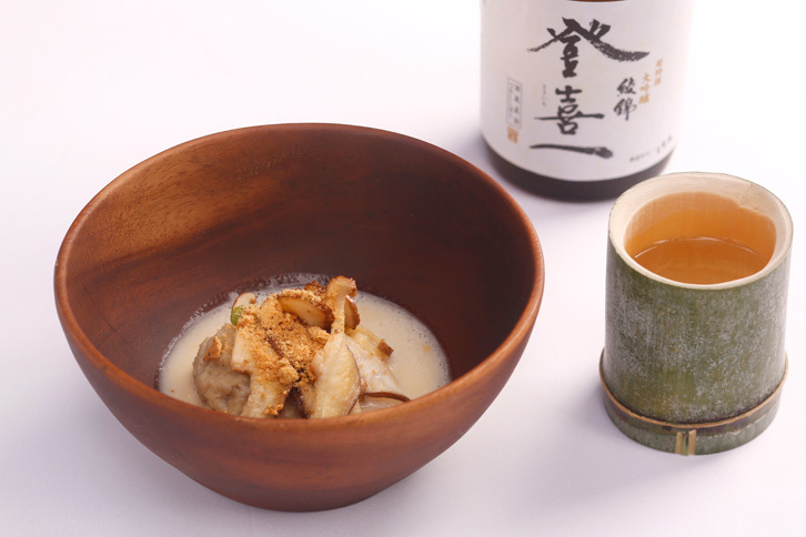 だご汁。竹筒に入った常温のかっぽ酒と一緒に。