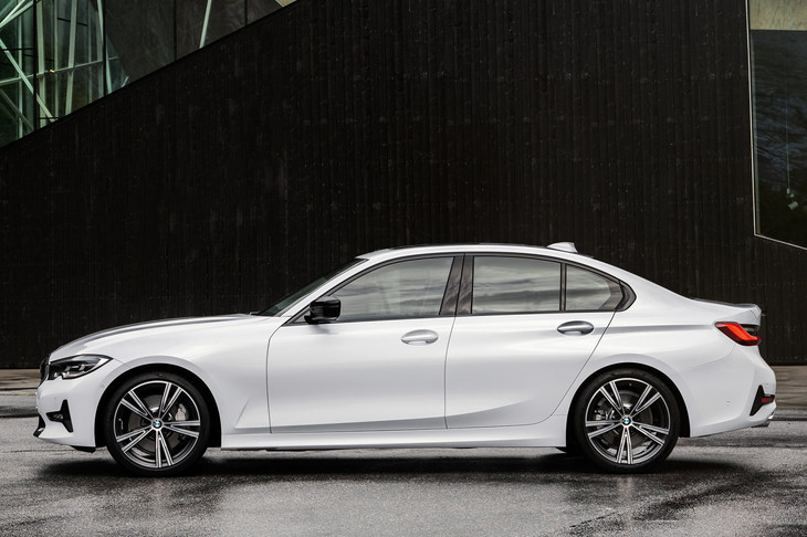 新型「3シリーズ」のサイドビュー。
	ほった：「確かに、ボディーの厚みを感じますね。特にフロントのドアまわり」