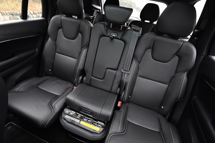 3分割可倒式の2列目シート。中央の座席には、子供が座ることを想定したインテグレーテッドチャイルドクッションが備わる。