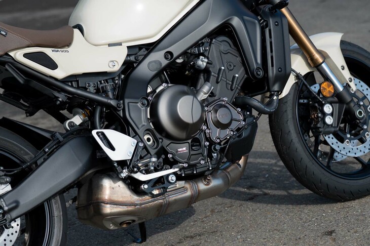 軽量・スリム・コンパクトな設計が特徴の888cc直列3気筒エンジン。マフラーは左右2カ所の穴から下へ向けて排気する独特の設計で、トルク感のある排気音を聞かせてくれる。