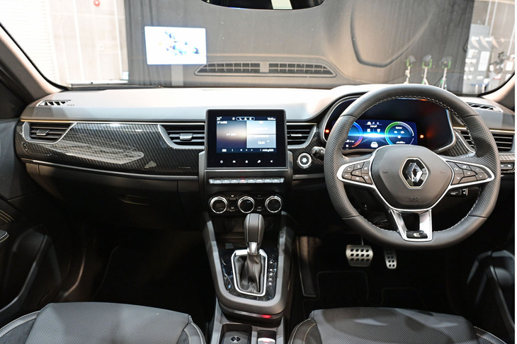 ダッシュボードにはカーボン調のパネルが貼られるほか、外装と同じようにウオームチタニウムのアクセントが多用されている。