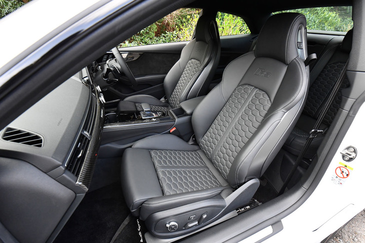 背もたれと座面部分にダイヤモンドパターンのステッチが施されたファインナッパレザーのRS専用「Sスポーツシート」を標準装備。前席にはヒーターと一回に約10分間作動するマッサージ機能が内蔵されている。