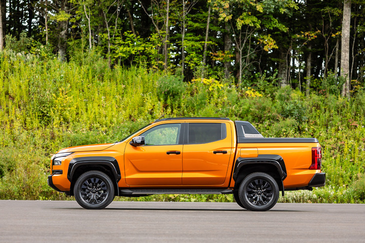 新型「トライトン」はエントリーグレード「GLS」（498万0800円）と、上級グレード「GSR」（540万1000円）の2本立て。先行受注では、上級グレードが約9割（88％）を占めたという。