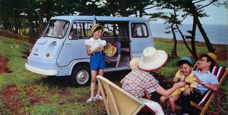 初代「スバル・サンバー」のカタログより、「ライトバン」。商用バンでも、休日にはレジャーカーとして使えることをアピールするのが当時の定番パターン。