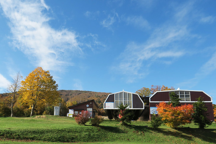 今回の目的地は、ユネスコがエコパーク（生物圏保存地域）にも指定している緑豊かな志賀高原。アウトローでアナーキーな「ダッジ・バイパー」で行ってよいものか、ちょっと考えさせられる観光地である。