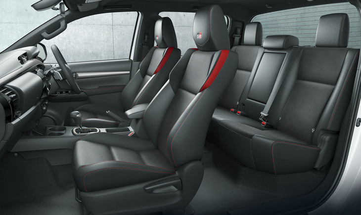 「ハイラックス」のシート表皮は“GRスポーツ”が合皮×スエード調素材で「Z」がファブリック。後席は「トライトン」のほうが自然に座れる形状だ。