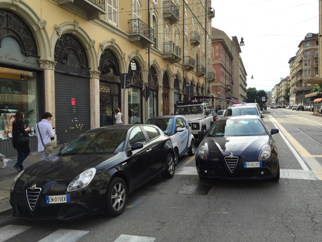 トリノにて。イタリアでは、たとえ「アルファ・ロメオ・ジュリエッタ」でも、広く選ばれているボディーカラーはブラック、グレー、白である。