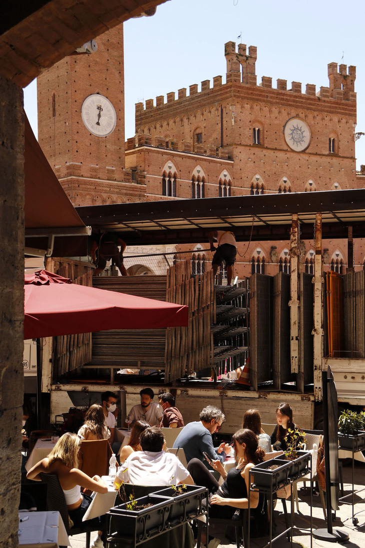 一団が去ったあと。設営の撤収作業を進めるトラックの傍らで、早速喫茶を再開する人々。