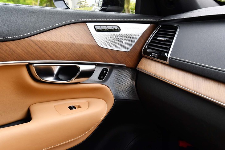 試乗車は、19基のスピーカーとサブウーファーで構成されるオプション「Bowers＆Wilkinsプレミアムサウンドオーディオシステム」を装着していた。