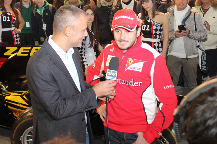 当時スクーデリア・フェラーリのパイロットだったジャンカルロ・フィジケラがゲストとして招かれ、インタビューを受ける。