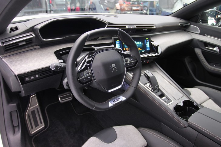 プジョー508SWハイブリッド