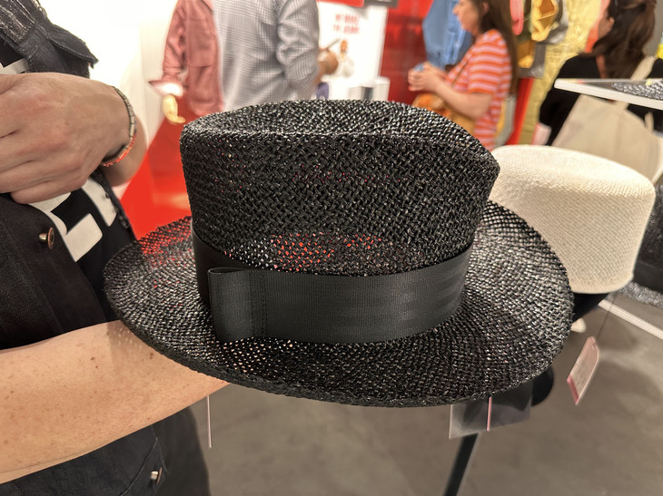 ボスウェル・ハードウィック氏の2024年春夏の新作。「巻き」にはシートベルトを使う。