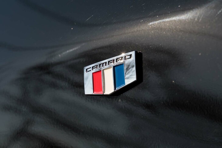 フロントフェンダーに貼られた「CAMARO」のバッジ。このクルマの車名は、フランス語で仲間を意味する「Camarade（カマラード）」に由来する。