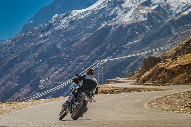 メーカーの首脳陣がブルース・リーに例えた新型「ヒマラヤ」。今回の試乗では、往年のリーのようにジャイアントキリングできそうな素性のよさを、確かに感じることができた。