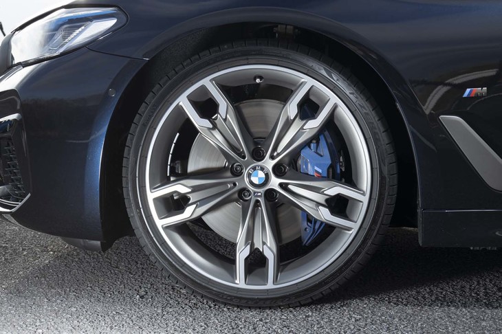 「M550i xDrive」専用の20インチアロイホイール。青いキャリパーが主張するMスポーツブレーキを標準装備する。