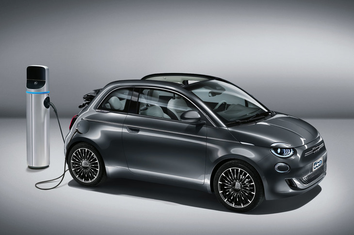 2020年3月に発表された次期型「フィアット500」。外観はキープコンセプトだが、中身は100％電気自動車に進化している。