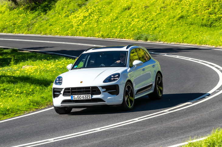 「GTS」は、標準モデルといえる「マカン」よりも車高が15mm低い設定。スチールブレーキが標準仕様で、「ポルシェセラミックコンポジットブレーキ（PCCB）」とディスクの表面にタングステンコーティングを施す「ポルシェサーフェイスコーテッドブレーキ（PSCB）」がオプションで用意される。