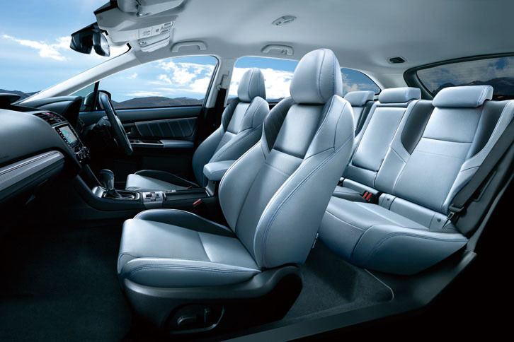 ブライトパール内装。シルバー基調のレザーとブルーステッチによって、インテリアの質感を高めた。