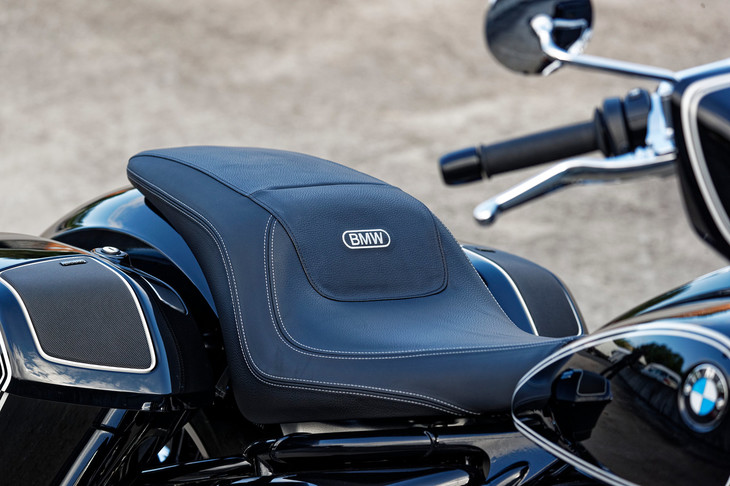 軽快な“バガースタイル”のキモとなる、スリムな意匠のダブルシート。日本仕様の「R18B」はシート高720mmのスタンダードシートを装備。一方「R18TC」にはローシートが装備され、シート高がR18Bと同じ720mmに抑えられる。ともにシートヒーター付きだ。