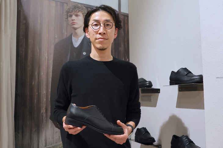 アシックスの出展内容を説明してくれた、ブランド戦略部の鈴木 徹氏。