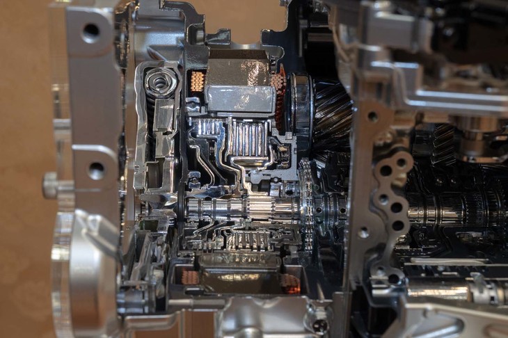 フロントセクションにはエンジンとモーター、6段ATが直列に配置され、モーターとATの間は湿式多板クラッチによって動力伝達される。