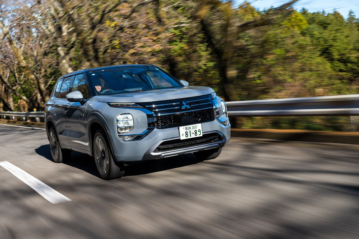 駆動用バッテリーの容量が20kWhから22.7kWhへとアップ。EV走行換算距離が100km以上に拡大したほか、冷却性能の向上等により、急速充電の受け入れ能力も高くなった（同じ時間でより多く充電できるようになった）。