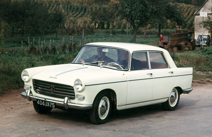 「プジョー404」。これもオーソドックスな設計だが信頼性・耐久性には定評があり、ラリーでも活躍した。