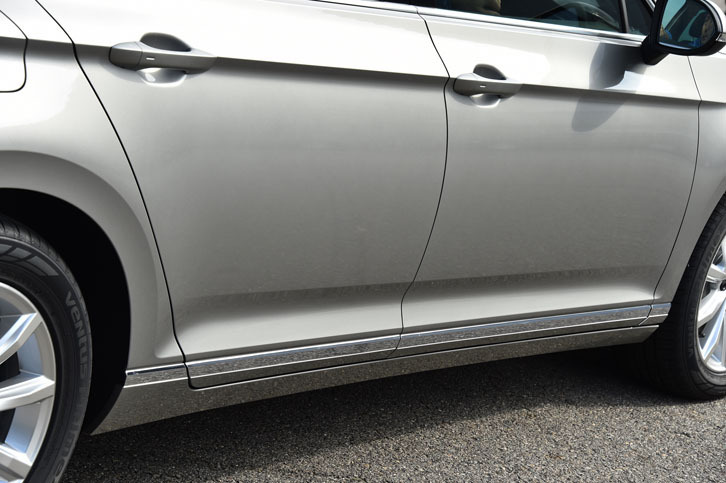 シャープなキャラクターラインとクロームのモールディングが目を引くドアパネル。写真は「TSIエレガンスライン」のもの。